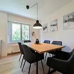 Sonniges Apartment Mit 3 Schlafzimmern & Balkon Mit Bergblick