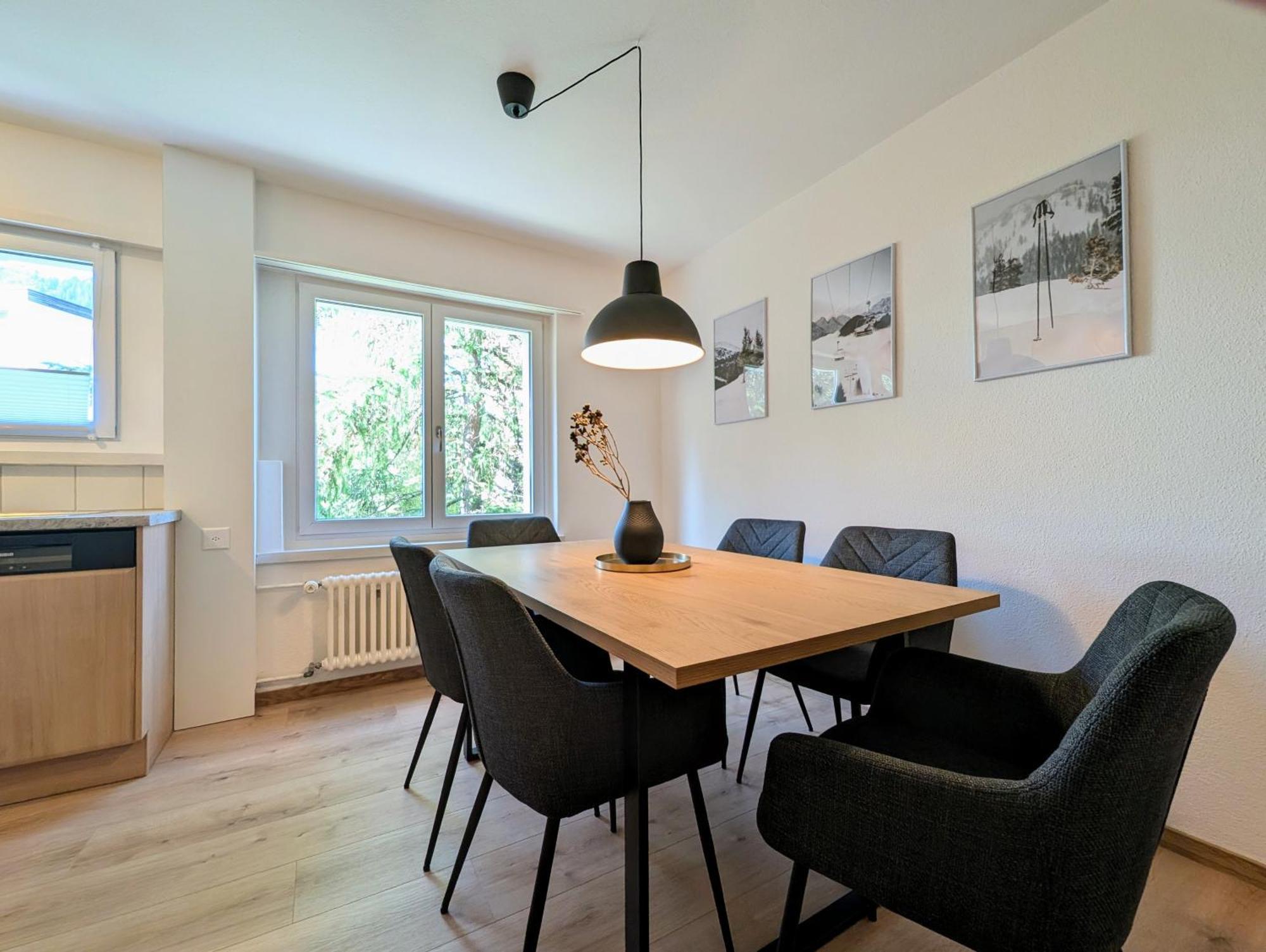 Sonniges Mit 3 Schlafzimmern & Balkon Mit Bergblick Apartment